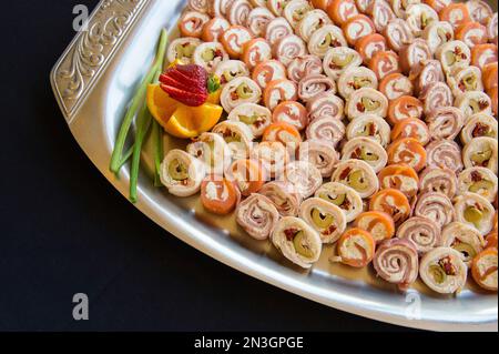 Pinwheel Hors d'Oeuvres sind ordentlich auf einem Tablett angeordnet; Omaha, Nebraska, Vereinigte Staaten von Amerika Stockfoto