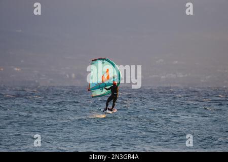 Bodrum, Mugla, Türkei. 30. Januar 2023 : ein Sportler, der Windsurfen in der Ägäis treibt. Stockfoto