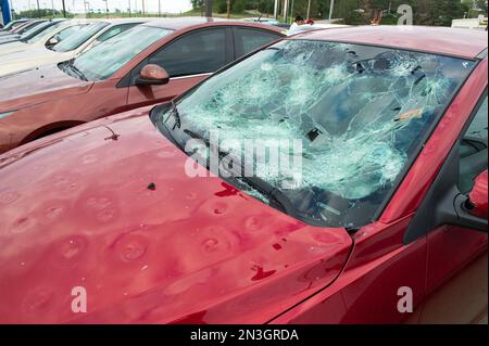 Geparkter Wagen mit schweren Hagelschäden; Blair, Nebraska, Vereinigte Staaten von Amerika Stockfoto