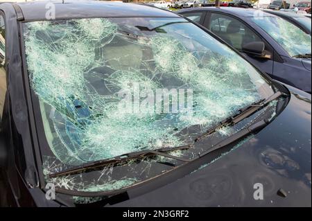 Geparkte Autos mit schweren Hagelschäden; Blair, Nebraska, Vereinigte Staaten von Amerika Stockfoto