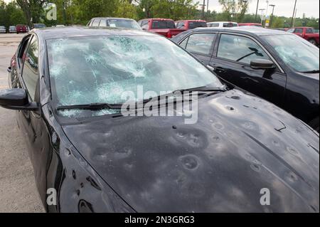 Geparkter Wagen mit schweren Hagelschäden; Blair, Nebraska, Vereinigte Staaten von Amerika Stockfoto