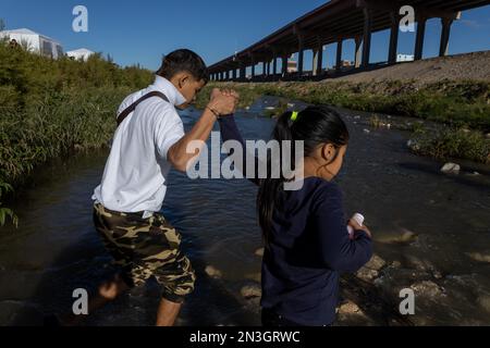 Juarez, Mexiko 10-21-2022: Venezolanische Migranten überqueren den Rio Grande, die natürliche Grenze zwischen Mexiko und den Vereinigten Staaten, Familien suchen nach einem Antrag Stockfoto