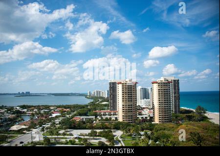 Gebäude an einer Bucht in Riviera Beach, Florida, USA; Riviera Beach, Florida, Vereinigte Staaten von Amerika Stockfoto