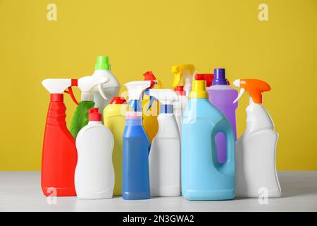 Flaschen mit verschiedenen Reinigungsprodukten auf dem Lichttisch Stockfoto