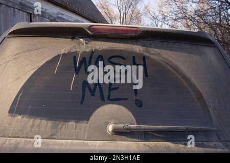 Ein dreckiges Auto muss gewaschen werden; Walton, Nebraska, Vereinigte Staaten von Amerika Stockfoto