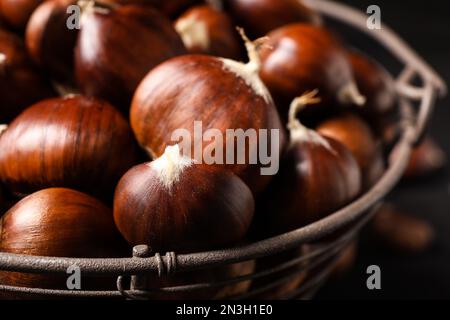 Frische, süße essbare Kastanien im Korb, Nahaufnahme Stockfoto