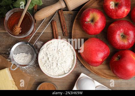 Traditionelle englische Apfelkuchen-Zutaten auf Holztisch, flach liegend Stockfoto