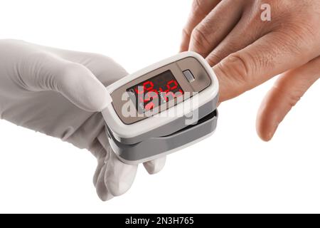 Arzt überprüft Sauerstoffgehalt des Patienten mit Pulsoxymeter auf weißem Hintergrund, Nahaufnahme Stockfoto