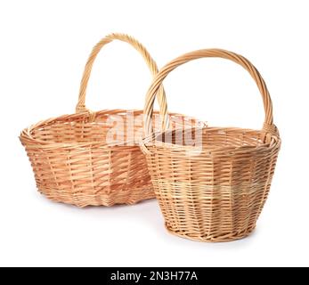 Zwei dekorative Korbkörbe auf weißem Hintergrund Stockfoto