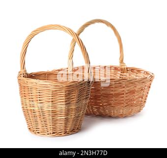 Zwei dekorative Korbkörbe auf weißem Hintergrund Stockfoto