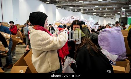 Die humanitäre Hilfe für Erdbebenopfer wird verpackt, von Freiwilligen auf Lastwagen geladen und von Izmir in die Erdbebenzone im Südosten der Türkei verlegt. Ein Erdbeben der Stärke 7,8 traf am Montag die Südosttürkei und Teile Syriens. Bei einem schweren Erdbeben wurden 5894 Menschen getötet und Tausende von Gebäuden in einer weiten Region gestürzt, in der sich zehn Städte befinden. Stockfoto