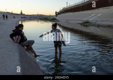 Juarez, Mexiko 10-21-2022: Venezolanische Migranten überqueren den Rio Grande, die natürliche Grenze zwischen Mexiko und den Vereinigten Staaten, Familien suchen nach einem Antrag Stockfoto