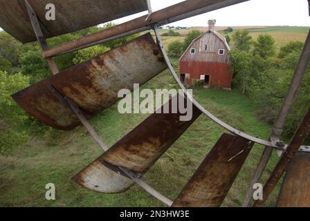 Eine Holzscheune aus der Jahrhundertwende, die durch eine Windfahne gesehen wird; Princeton, Nebraska, Vereinigte Staaten von Amerika Stockfoto