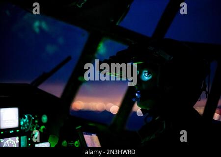 Cheyenne, Wyoming, USA. 25. Januar 2023. USA Air Force 1. LT. Holly Wooldridge, ein Flieger des 187. Airlift Squadron, führt nächtliches „Blackout“-Training mit einer Nachtsichtbrille aus weißem Phosphor an Bord eines C-130 Hercules-Flugzeugs durch, das dem 153d Airlift-Flügel zugewiesen ist, Wyoming Air National Guard Cheyenne, Wyo am 25. Januar 2023. Die weiße Phosphorbrille, die bekanntermaßen für einen höheren Kontrast, weniger Halo und weniger Ermüdung der Augen sorgt, ersetzt die herkömmliche grüne Phosphorbrille, die früher für taktische Nachtschulungen verwendet wurde. (Kreditbild: © USA National Guard/ZUMA Press WI Stockfoto