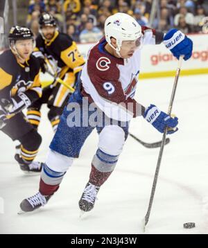 Pittsburgh, Usa. 07. Februar 2023. Colorado Avalanche Center Evan Rodrigues (9) übergibt den Puck während der ersten Periode gegen die Pittsburgh Penguins in der PPG Paints Arena in Pittsburgh am Dienstag, den 7. Februar 2023. Foto: Archie Carpenter/UPI Credit: UPI/Alamy Live News Stockfoto