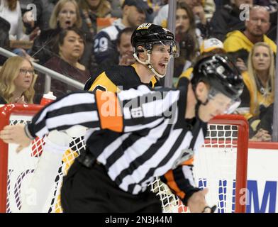 Pittsburgh, Usa. 07. Februar 2023. Pittsburgh Penguins Center Sidney Crosby (87) reagiert auf eine Strafe während des zweiten Zeitraums gegen die Colorado Avalanche in der PPG Paints Arena in Pittsburgh am Dienstag, den 7. Februar 2023. Foto: Archie Carpenter/UPI Credit: UPI/Alamy Live News Stockfoto