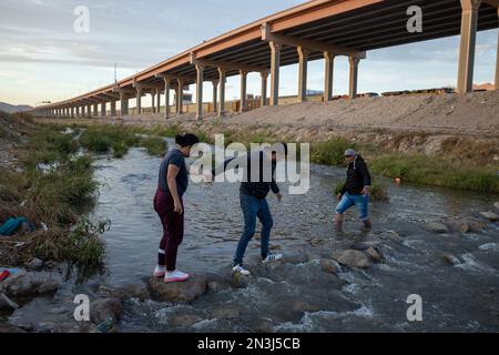 Juarez, Mexiko, 11-28-2022: Migranten aus Venezuela überqueren den Rio Grande, um sich der Grenzpatrouille mit der Absicht zu stellen, Asyl zu beantragen Stockfoto
