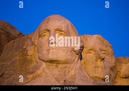 Mount Rushmore bei Sonnenaufgang mit den Gesichtern von George Washington und Theodore Roosevelt; Rapid City, South Dakota, Vereinigte Staaten von Amerika. Stockfoto