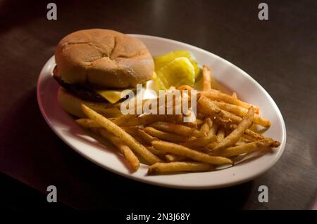 Mahlzeit mit Hamburger und Pommes frites; Anselmo, Nebraska, Vereinigte Staaten von Amerika Stockfoto