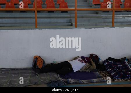 Juarez, Mexiko, 05-01-2023 : Migranten, die in einer Karawanenhalle in einem Fitnessstudio in der Stadt Jimenez Chihuahua gereist sind, bevor sie ihre Reise zum fortsetzen Stockfoto