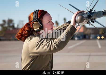 Usa. 23. Januar 2023. Senior Airman Sydney Woo, ein Waffenspezialist der 354. Kampfgeneration des Luftwaffenstützpunktes Davis Monthan, Arizona, führt vor dem Abflug während der Red Flag 23-1 am Nellis AFB, Nevada, im Januar endgültige Waffenprüfungen durch. 23, 2023. Red Flag ermöglicht es den Flugzeugen, mit alliierten Streitkräften zusammenzuarbeiten, um simulierte Gegner abzuschrecken. Kredit: USA Air Force/ZUMA Press Wire Service/ZUMAPRESS.com/Alamy Live News Stockfoto