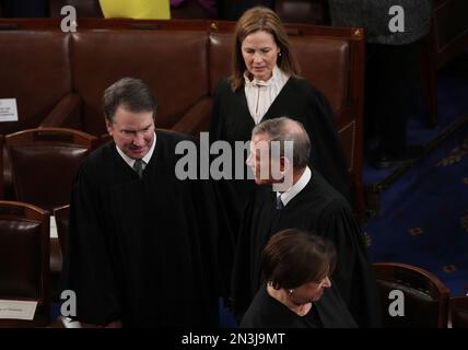 Washington, Usa. 07. Februar 2023. Der Oberste Gerichtshof John Roberts trifft ein.Richterin Amy Coney Barrett, Richterin Elena Kagen und Richterin Brett Kavanaugh vor Präsident Joe Bidens Rede zur Lage der Union zu einer gemeinsamen Kongresssitzung in Washington, DC, am Dienstag, den 7. Februar 2023. Es wird erwartet, dass Biden seine wirtschaftlichen Errungenschaften der letzten zwei Jahre bekannt gibt und den nationalen Haushalt umreißt, den er am 9. März dem Kongress vorlegen wird. Foto: Pat Benic/UPI Credit: UPI/Alamy Live News Stockfoto