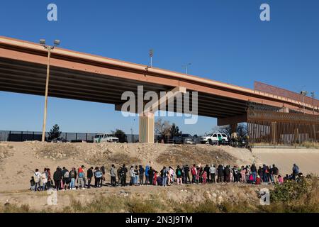 Juarez, Mexiko, 11-12-2022: Cientos de migrantes hacen fila en la frontera entre méxico y estados unidos para entregarse a la border patrol con la int Stockfoto