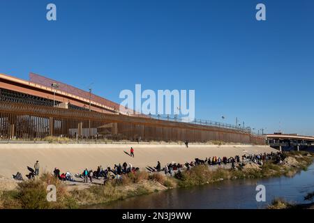 Juarez, Mexiko, 11-12-2022: Cientos de migrantes hacen fila en la frontera entre méxico y estados unidos para entregarse a la border patrol con la int Stockfoto