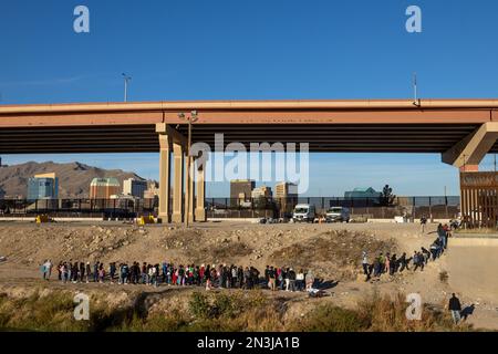 Juarez, Mexiko, 11-12-2022: Cientos de migrantes hacen fila en la frontera entre méxico y estados unidos para entregarse a la border patrol con la int Stockfoto