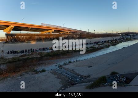 Juarez, Mexiko, 11-12-2022: Cientos de migrantes hacen fila en la frontera entre méxico y estados unidos para entregarse a la border patrol con la int Stockfoto