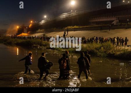 Juarez, Mexiko, 12-11-2022: 1.400 Migranten, überwiegend aus Bolivien und Nicaragua, überqueren die Grenze in einem Wohnwagen in Juárez, um sich dem Grenzpatr zu ergeben Stockfoto