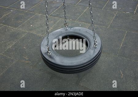 Reifenschaukel in einem Park; Bennet, Nebraska, Vereinigte Staaten von Amerika Stockfoto