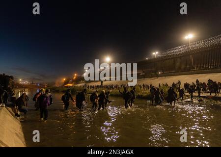 Juarez, Mexiko, 12-11-2022: 1.400 Migranten, überwiegend aus Bolivien und Nicaragua, überqueren die Grenze in einem Wohnwagen in Juárez, um sich dem Grenzpatr zu ergeben Stockfoto