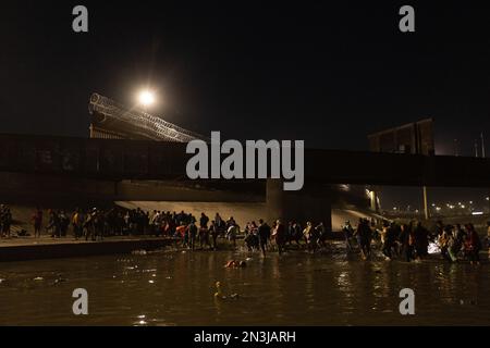 Juarez, Mexiko, 12-11-2022: 1.400 Migranten, überwiegend aus Bolivien und Nicaragua, überqueren die Grenze in einem Wohnwagen in Juárez, um sich dem Grenzpatr zu ergeben Stockfoto