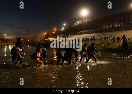 Juarez, Mexiko, 12-11-2022: 1.400 Migranten, überwiegend aus Bolivien und Nicaragua, überqueren die Grenze in einem Wohnwagen in Juárez, um sich dem Grenzpatr zu ergeben Stockfoto