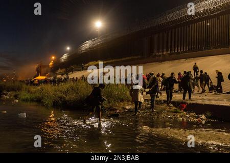 Juarez, Mexiko, 12-11-2022: 1.400 Migranten, überwiegend aus Bolivien und Nicaragua, überqueren die Grenze in einem Wohnwagen in Juárez, um sich dem Grenzpatr zu ergeben Stockfoto