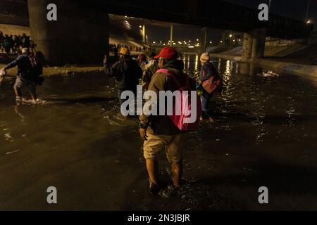 Juarez, Mexiko, 12-11-2022: 1.400 Migranten, überwiegend aus Bolivien und Nicaragua, überqueren die Grenze in einem Wohnwagen in Juárez, um sich dem Grenzpatr zu ergeben Stockfoto