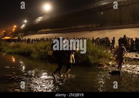 Juarez, Mexiko, 12-11-2022: 1.400 Migranten, überwiegend aus Bolivien und Nicaragua, überqueren die Grenze in einem Wohnwagen in Juárez, um sich dem Grenzpatr zu ergeben Stockfoto