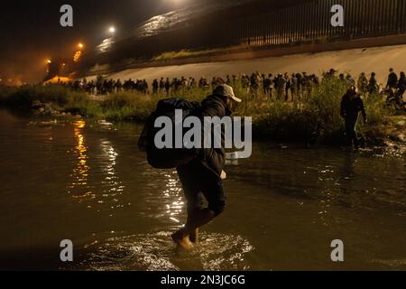 Juarez, Mexiko, 12-11-2022: 1.400 Migranten, überwiegend aus Bolivien und Nicaragua, überqueren die Grenze in einem Wohnwagen in Juárez, um sich dem Grenzpatr zu ergeben Stockfoto