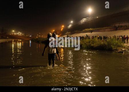 Juarez, Mexiko, 12-11-2022: 1.400 Migranten, überwiegend aus Bolivien und Nicaragua, überqueren die Grenze in einem Wohnwagen in Juárez, um sich dem Grenzpatr zu ergeben Stockfoto