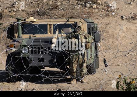Tausende von Migranten aus Lateinamerika warten an der Südgrenze der Vereinigten Staaten auf das Ende von Titel 42, der texanische Gouverneur ordnete die Texas Na an Stockfoto