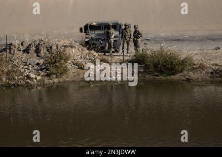 Tausende von Migranten aus Lateinamerika warten an der Südgrenze der Vereinigten Staaten auf das Ende von Titel 42, der texanische Gouverneur ordnete die Texas Na an Stockfoto