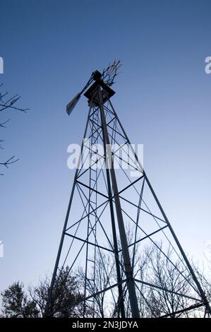 Niedriger Winkel einer Windfahne vor einem blauen Himmel; Princeton, Nebraska, Vereinigte Staaten von Amerika Stockfoto