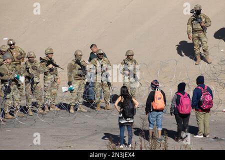 Tausende von Migranten aus Lateinamerika warten an der Südgrenze der Vereinigten Staaten auf das Ende von Titel 42, der texanische Gouverneur ordnete die Texas Na an Stockfoto