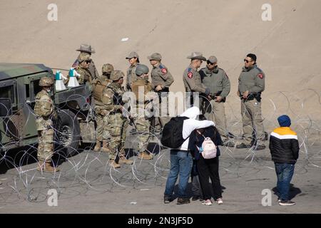 Tausende von Migranten aus Lateinamerika warten an der Südgrenze der Vereinigten Staaten auf das Ende von Titel 42, der texanische Gouverneur ordnete die Texas Na an Stockfoto