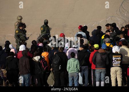 Tausende von Migranten aus Lateinamerika warten an der Südgrenze der Vereinigten Staaten auf das Ende von Titel 42, der texanische Gouverneur ordnete die Texas Na an Stockfoto