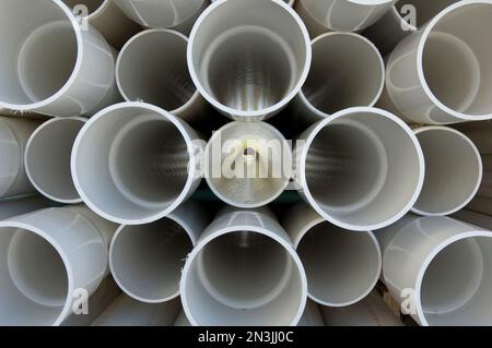 Gestelle voller PVC-Rohre; Lincoln, Nebraska, Vereinigte Staaten von Amerika Stockfoto