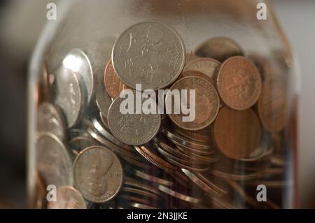 Amerikanische Münzen in einem Glas; Lincoln, Nebraska, Vereinigte Staaten von Amerika. Stockfoto