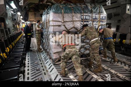 Dover, Vereinigte Staaten. 07. Februar 2023. US Air Force Airmen vom 436. Flugzeughafen-Geschwader laden eine Palette mit Notfallvorräten in ein C-17 Globemaster III Frachtflugzeug am Dover Luftwaffenstützpunkt, 7. Februar 2023 in Dover, Delaware. Die USA Die Organisation für internationale Entwicklung mobilisiert humanitäre Nothilfe, um auf die massive Zerstörung infolge eines Erdbebens in der Türkei im Jahr 7,8 zu reagieren. Kredit: SSGT. Marco Gomez/US Air Force Photo/Alamy Live News Stockfoto