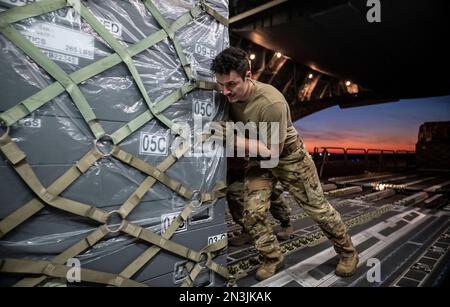 Dover, Vereinigte Staaten. 07. Februar 2023. U.S. Air Force Senior Airman Garrett LaMarche, 6. Airlift Staffelführer, schiebt eine Frachtpalette mit Notfallvorräten in ein C-17 Globemaster III Frachtflugzeug am Dover Air Force Base, 7. Februar 2023 in Dover, Delaware. Die USA Die Organisation für internationale Entwicklung mobilisiert humanitäre Nothilfe, um auf die massive Zerstörung infolge eines Erdbebens in der Türkei im Jahr 7,8 zu reagieren. Kredit: SSGT. Marco Gomez/US Air Force Photo/Alamy Live News Stockfoto